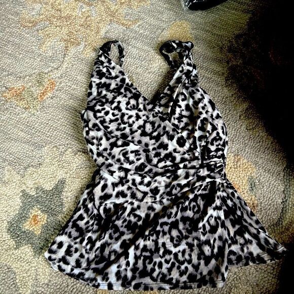 Land's End Tankini top surplice wrap adjustable straps soft cup animal print 10 - Picture 1 of 7